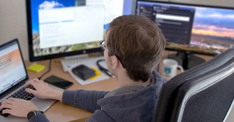 Anwendungsentwicklung Person am Laptop