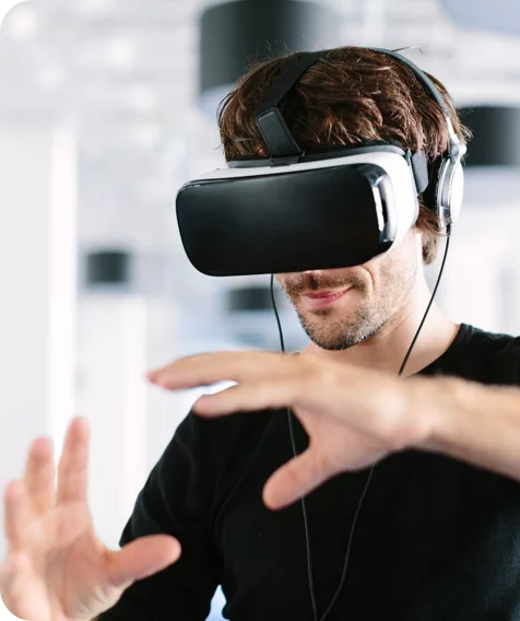 Ein Mann trägt eine VR Brille